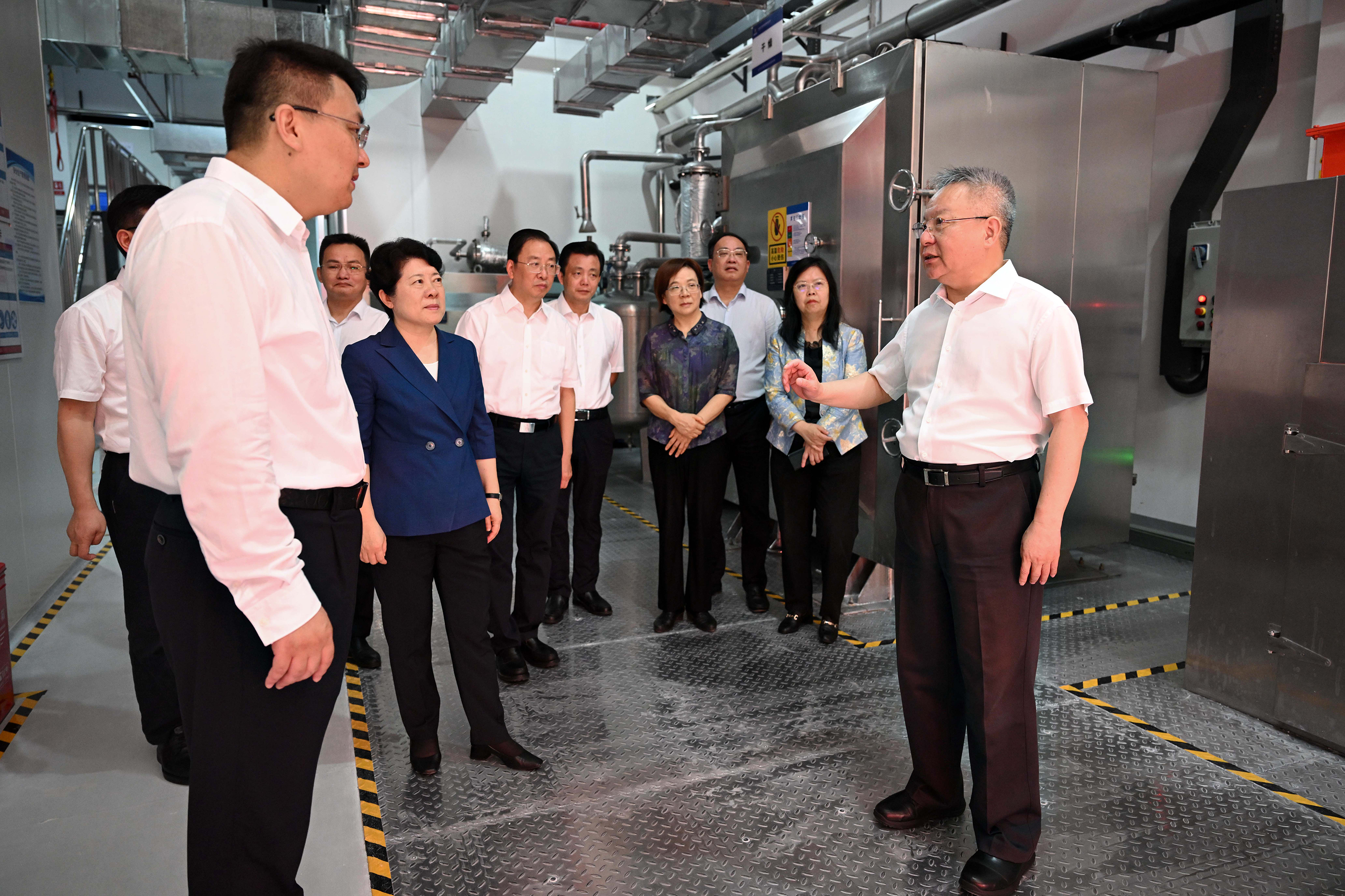 沈曉明調研新能源產業(yè)發(fā)展在延伸產業(yè)鏈提高附加值上下功夫